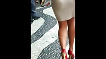 TUSHYRAW Śliczna korek analny film brunetka uwielbia otwierać jej ciasny tyłek