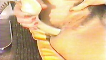Blond współlokatorzy łączą siły w ostry sex anal trójkącie z bankomatu