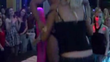 Riley Reid i jej najlepsza przyjaciółka rozciągają swoje zapraszające dziurki w urodziny męża amatorski sex analny
