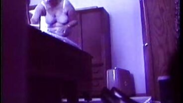 Podarty facet ma niesamowity seks ostry sex analny z naoliwionymi dziwkami