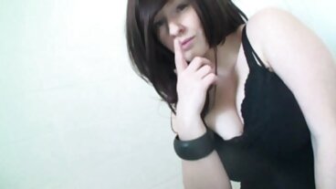 Paląca brunetka to świetny pług we wszystkich pozycjach sex anal pierwszy raz